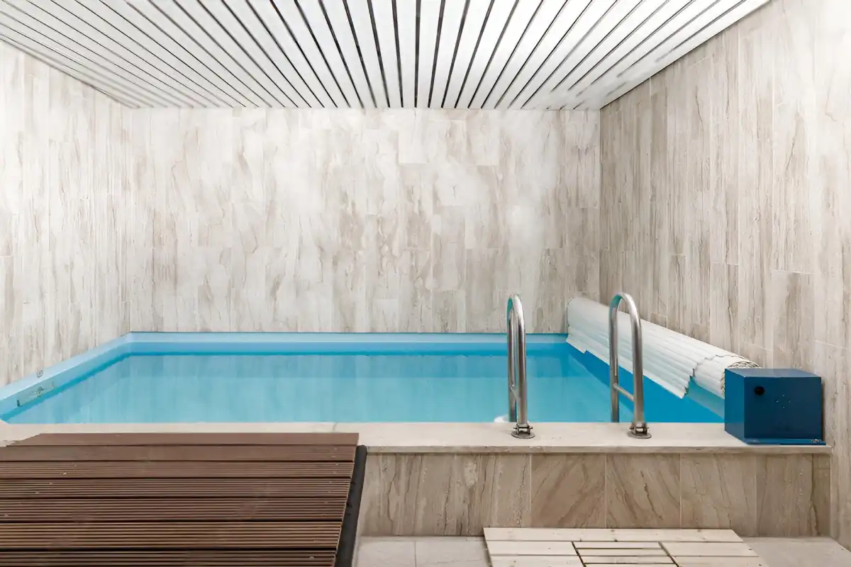 Compact indoor swimming pool installation